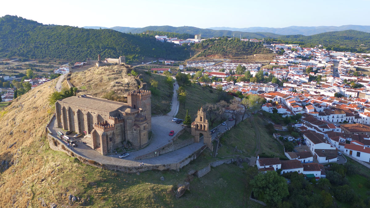 Vista aérea del Castillo de Aracena y del municipio